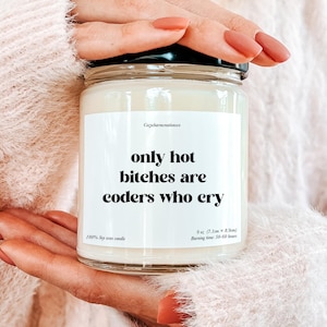 以下が含まれることがあります： 黒い蓋が付いたガラス瓶のキャンドル。キャンドルには「only hot bitches are coders who cry」というテキストが書かれた白いラベルが付いています。キャンドルは9オンス（7.1cm x 8.9cm）で、100％大豆ワックスで作られています。