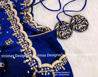 Op de afbeelding: Een koningsblauwe blouse met ingewikkelde gouden borduursels langs de halslijn en randen. Het ontwerp bevat bloemen- en bladerpatronen, met bijpassende ronde versieringen die met blauwe koorden zijn bevestigd. De tekst "Strimay Designer's" is zichtbaar.