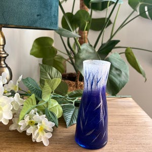 Handbemalte Vase aus Glas, blau: Elegantes Wohndekor