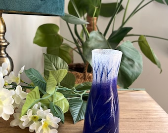 Jarrón de vidrio azul pintado a mano: decoración elegante para el hogar