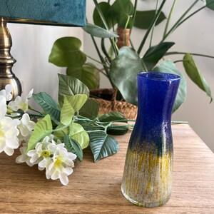 Handbemalte Glasvase: Blau, Silber & Ocker