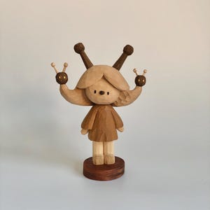 Puede incluir: Un juego de tres tazas de cerámica con un acabado mate moteado. Las tazas son en tonos crema, gris claro y gris oscuro. Cada taza tiene un diseño simple y minimalista.