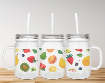 Buntes, mattiertes Einmachglas mit Früchten und Strohhalm. Einmachglas aus Geschenkglas mit Deckel, Trinkglas im Obst-Design