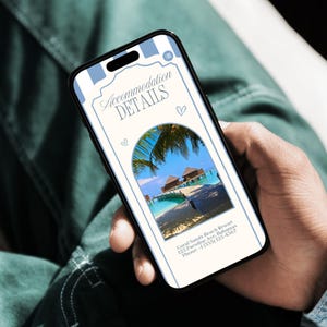 Op de afbeelding: Een smartphone toont een pagina met reisaccommodatiegegevens. Het scherm toont een tropische strandsc&egrave;ne met bungalows boven het water. De tekst "Accommodation DETAILS" staat bovenaan, met de naam van het resort en contactgegevens eronder.