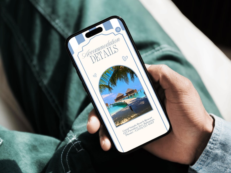 Op de afbeelding: Een smartphone toont een pagina met reisaccommodatiegegevens. Het scherm toont een tropische strandsc&egrave;ne met bungalows boven het water. De tekst "Accommodation DETAILS" staat bovenaan, met de naam van het resort en contactgegevens eronder.