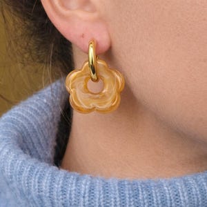 18K gold-plated hoop earrings with amber/honey marbled resin flower – Chic effect – 316L stainless steel – Gift ready to give