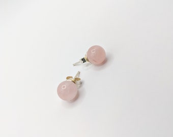 Boucle d'oreille clou argent 925 et perle naturelle en quartz rose, boucle d'oreille élégante et raffinée.