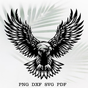 Peut inclure: Illustration en noir et blanc d'un aigle aux ailes déployées. L'aigle est représenté de manière stylisée et détaillée, avec des lignes nettes et des détails complexes des plumes. Le texte "PNG DXF SVG PDF" est inclus en bas.