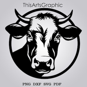 Può includere: Grafica in bianco e nero di una testa di mucca, racchiusa in un cerchio nero. La faccia della mucca è bianca con macchie nere e ha corna ricurve. Il testo "ThisArtsGraphic" è sopra la mucca e "PNG DXF SVG PDF" è sotto.