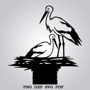 Könnte beinhalten: Schwarz-weiße Silhouette von zwei Störchen, die in einem Nest auf einem Schornstein stehen. Die Störche stehen sich gegenüber und haben ihre Schnäbel offen.