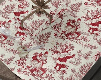 Papel de regalo navideño vintage rojo con estampado Toile, Papá Noel y regalos.