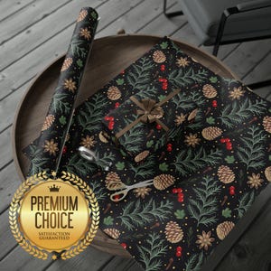 Geschenkpapier mit Weihnachtsmotiven in Form von schwarzen Kiefern und Holly | Rot, Weiß, Gold und grüne Weihnachts-Themen Geschenkverpackung
