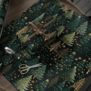 Carta da regalo natalizia con motivo foresta di pini, verde e oro.