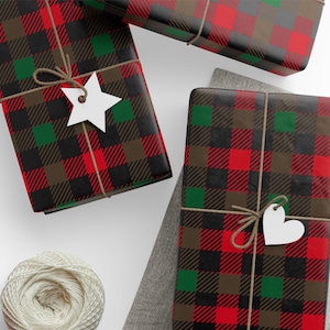 Rustikales Geschenkpapier kariert mit Rot Grün Schwarz Braun Karomuster für Weihnachts- und Wintergeschenke