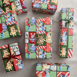 Blått omslagspapper, rödgrönt lapptäcke jul tecknad presentpapper rullar