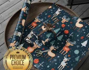 Op de afbeelding: Donkerblauw cadeaupapier met een feestelijk rendierenpatroon, sneeuwvlokken en kerstbomen. Een ingepakt cadeau met een bruin lint ligt op het papier. Een rol bijpassend papier en een schaar zijn ook aanwezig. Het gouden zegel toont "Premium Choice, Satisfaction Guaranteed."