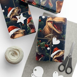 Carta da regalo natalizia con dinosauri, carta da regalo con cappello di Babbo Natale e dinosauri immagine 4