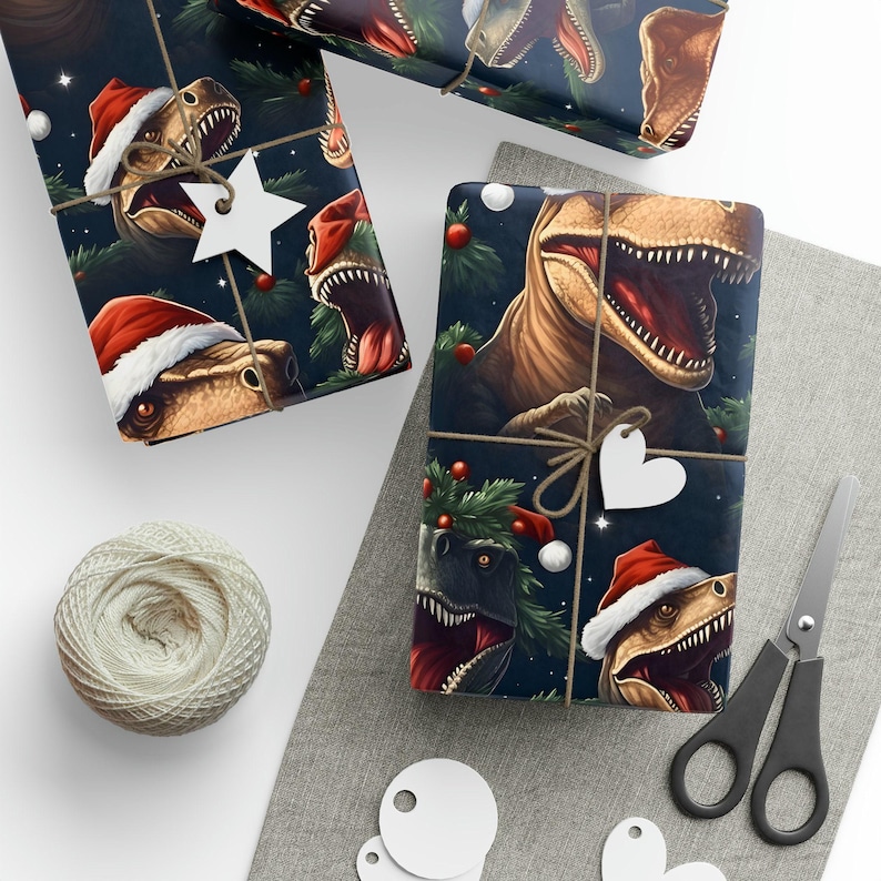Carta da regalo natalizia con dinosauri, carta da regalo con cappello di Babbo Natale e dinosauri immagine 4