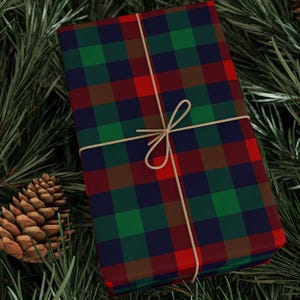 Festliche rote, grüne und marine karierte Geschenkverpackung für Weihnachten, Feiertage und Geburtstagsgeschenkverpackung mit klassischem Stil, Feiertags-Tartan-Geschenkverpackung