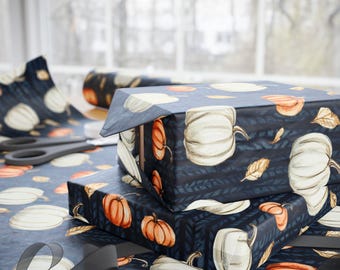 Rollo de papel de regalo con diseño de calabaza y fondo azul, calabazas blancas y naranjas para regalar en otoño y Acción de Gracias, elegante otoño.