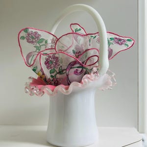 Vintage glazen depressievaas met ruches 7&quot; roze wit met vintage zakdoek