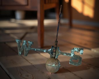 Veleta náutica antigua con indicadores direccionales N E S W