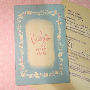 Nouveau livre pour bébé des années 40 - Les premières années de bébé avec papier de protection inclus
