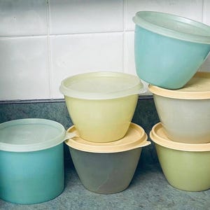 Vintage Tupperware-Set mit Sechs Pastellbehältern mit Deckeln 148-7
