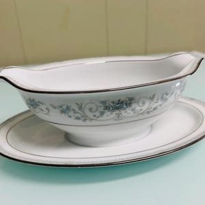 Noritake “Colburn” China Gravy Boat Bowl w Attached Saucer