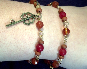 Bunte, von der Hippie-Bewegung inspirierte, handgefertigte Perlenarmbänder.