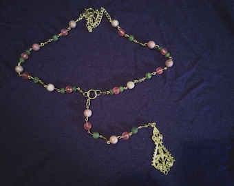 Elegante, handgefertigte Halskette im Cottagecore-Stil in Rosa, Grün und Gold, inspiriert von einem Rosenkranz.
