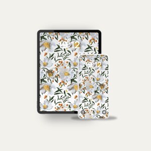 Op de afbeelding: Een bloemen telefoonachtergrondontwerp met witte bloemen en oranje bessen op een witte achtergrond. Het ontwerp is te zien op zowel een tablet als een smartphone.