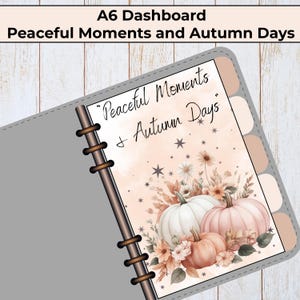 Może przedstawiać: Panel A6 do planera z ringami z napisem "Peaceful Moments + Autumn Days". Wzór przedstawia trzy dynie w odcieniach bieli, różu i pomarańczu, otoczone suszonymi kwiatami i małymi gwiazdkami na delikatnym brzoskwiniowym tle.