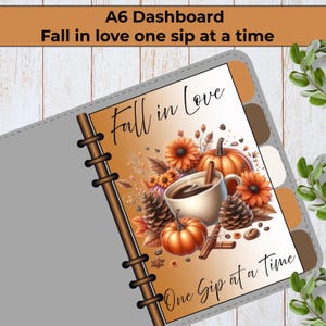 Peut inclure: Un tableau de bord A6 pour agenda avec une illustration sur le thème de l'automne comprenant une tasse de café, des citrouilles, des pommes de pin et des tournesols. Le texte indique Fall in Love en haut et One Sip at a Time en bas.