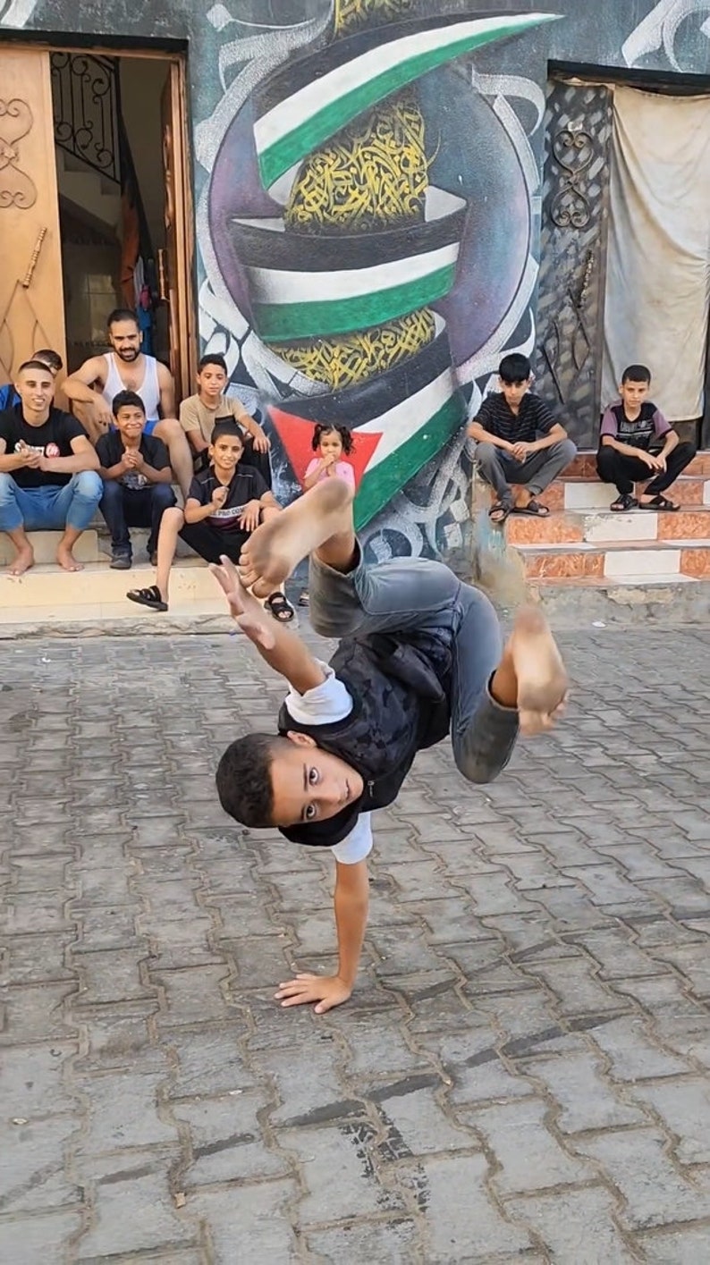 Bboy Lil Funk:
https://www.instagram.com/p/CzLfs_Ftywq/