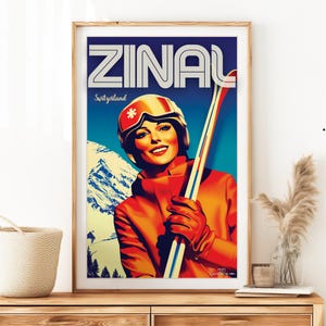 Op de afbeelding: Een vintage-reclameposter voor Zinal, Zwitserland, met een vrouw in een rode skijack en helm die ski's vasthoudt tegen een blauwe en witte bergachtergrond. De poster heeft een retro-esthetiek uit de jaren 1960.
