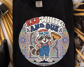 PNG de rojo, blanco y fecha de parto, diseño divertido de camiseta de embarazo para el 4 de julio, PNG de sublimación de mapache, transferencia DTF de mamá patriótica, descarga instantánea