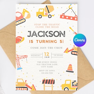 Könnte beinhalten: Geburtstagseinladung zum Thema Bau mit einem gelben, roten und blauen Bagger, einem gelben Betonmischer, einem roten Kran und einem gelben Kipplaster. Die Einladung lautet "Stopp den Verkehr, sperren Sie die Straße, Jackson wird 5! Kommen Sie mit zur Crew. Montag, 12. Januar, 10:00 Uhr. Der Veranstaltungsort: 3145 Tractor Lane, City Name. RSVP an Anna, 123-456-7890."