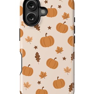 Puede incluir: Una funda de tel&eacute;fono beige con un patr&oacute;n de calabazas naranjas, hojas marrones y estrellas doradas.