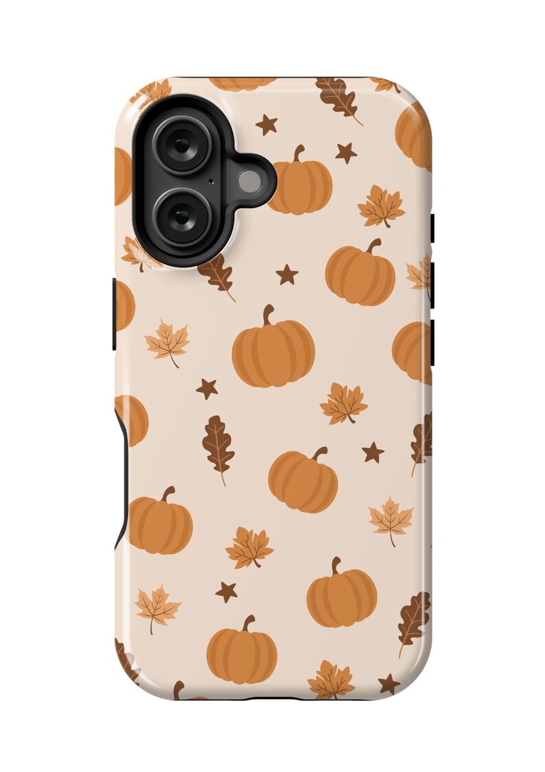 Puede incluir: Una funda de tel&eacute;fono beige con un patr&oacute;n de calabazas naranjas, hojas marrones y estrellas doradas.