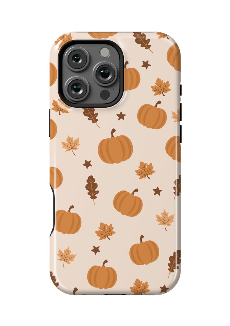 Puede incluir: Una funda de tel&eacute;fono beige con un patr&oacute;n de calabazas naranjas y hojas marrones. La funda tiene un recorte para el objetivo de la c&aacute;mara.