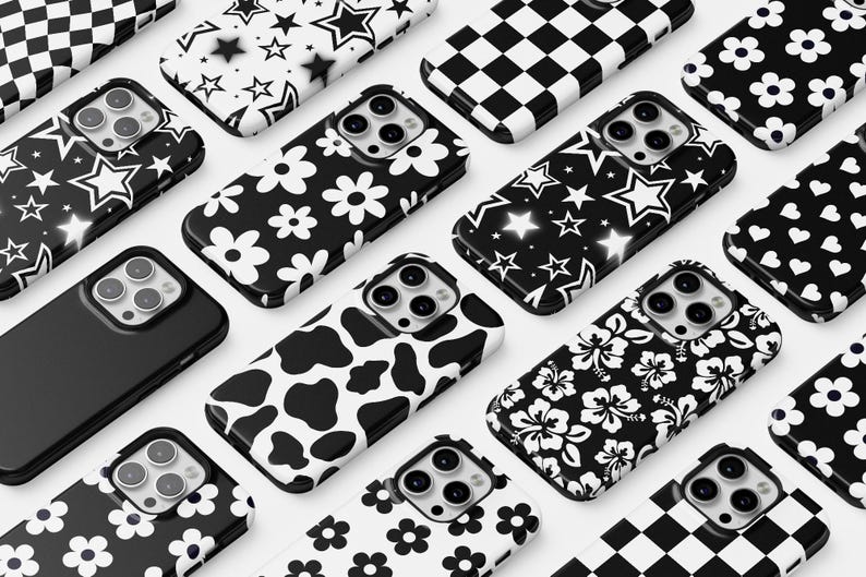Może przedstawiać: Kolekcja 12 r&oacute;żnych etui na telefon z czarno-białymi wzorami. Wzory obejmują gwiazdy, kwiaty, wz&oacute;r krowy, szachownicę, serca i kwiaty hibiskusa.