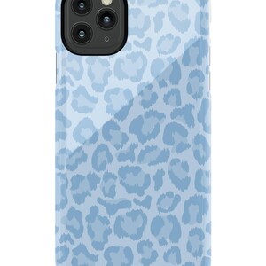 Pu&ograve; includere: Una custodia per iPhone blu chiaro con un motivo a stampa leopardata.