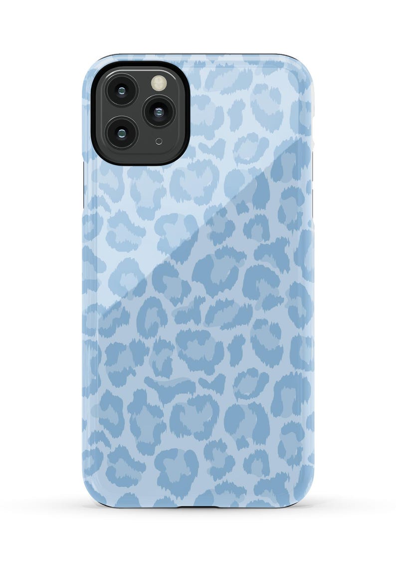 Pu&ograve; includere: Una custodia per iPhone blu chiaro con un motivo a stampa leopardata.