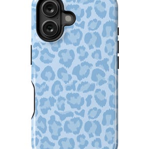 Pu&ograve; includere: Una custodia per telefono blu chiaro con un motivo a stampa leopardata.