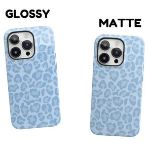 Pu&ograve; includere: Due custodie per iPhone con un design a stampa leopardata blu. Una custodia &egrave; lucida e l'altra &egrave; opaca.