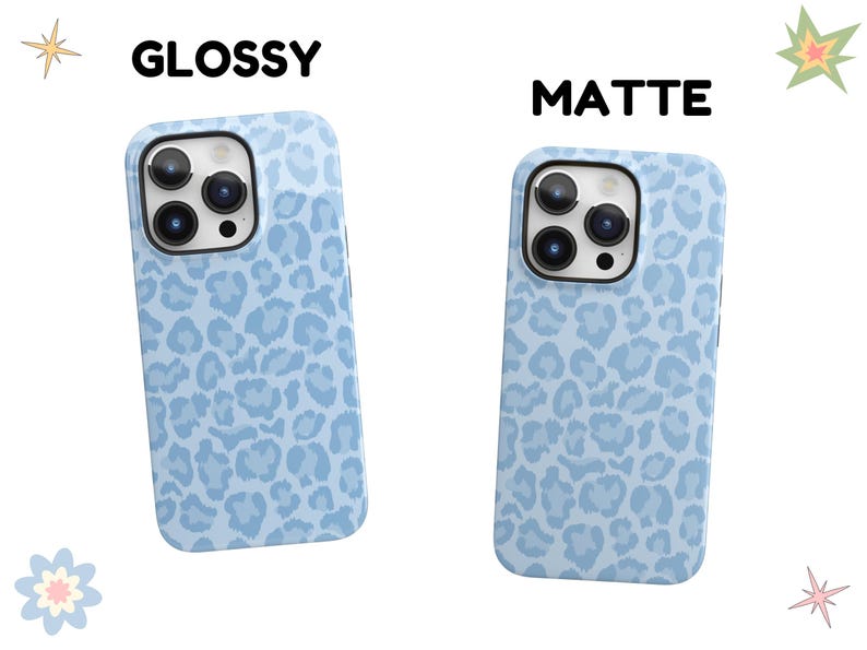 Pu&ograve; includere: Due custodie per iPhone con un design a stampa leopardata blu. Una custodia &egrave; lucida e l'altra &egrave; opaca.