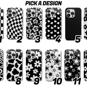 Może przedstawiać: Dwunastu r&oacute;żnych wzor&oacute;w etui na iPhone'a w czarno-białych wzorach. Wzory obejmują kratę, kwiaty, serca, gwiazdy i wz&oacute;r krowy. Wybierz wz&oacute;r.