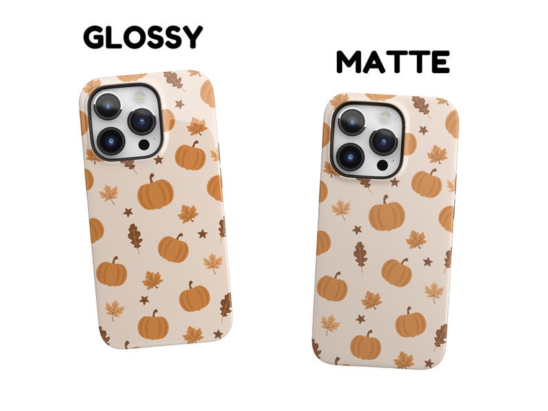Puede incluir: Dos fundas para iPhone con un dise&ntilde;o de oto&ntilde;o. La funda de la izquierda es brillante y la funda de la derecha es mate. Ambas fundas presentan un patr&oacute;n de calabazas naranjas y hojas marrones sobre un fondo crema.