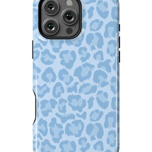 Pu&ograve; includere: Una custodia per telefono blu chiaro con un motivo a stampa leopardata.